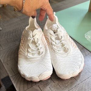 HF Hiking Women's Athletic Shoes in White and Peach